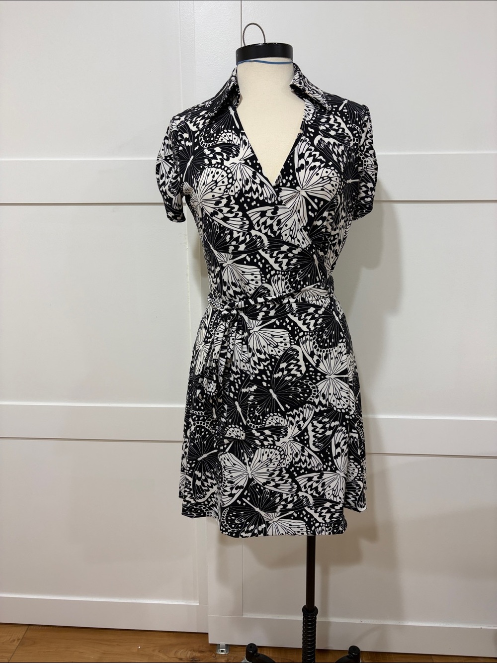 Brooks Brothers Black & White Butterfly Wrap Dress size medium M
Worn  only once